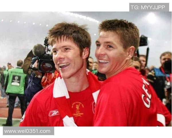 足球巨星驾驶经典老爷车重温昔日辉煌引发球迷热议