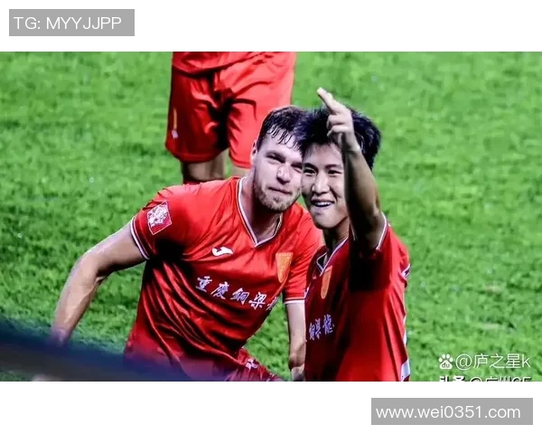 足球明星化身老头幽默打球引发球迷热议趣味十足的场面令人捧腹大笑